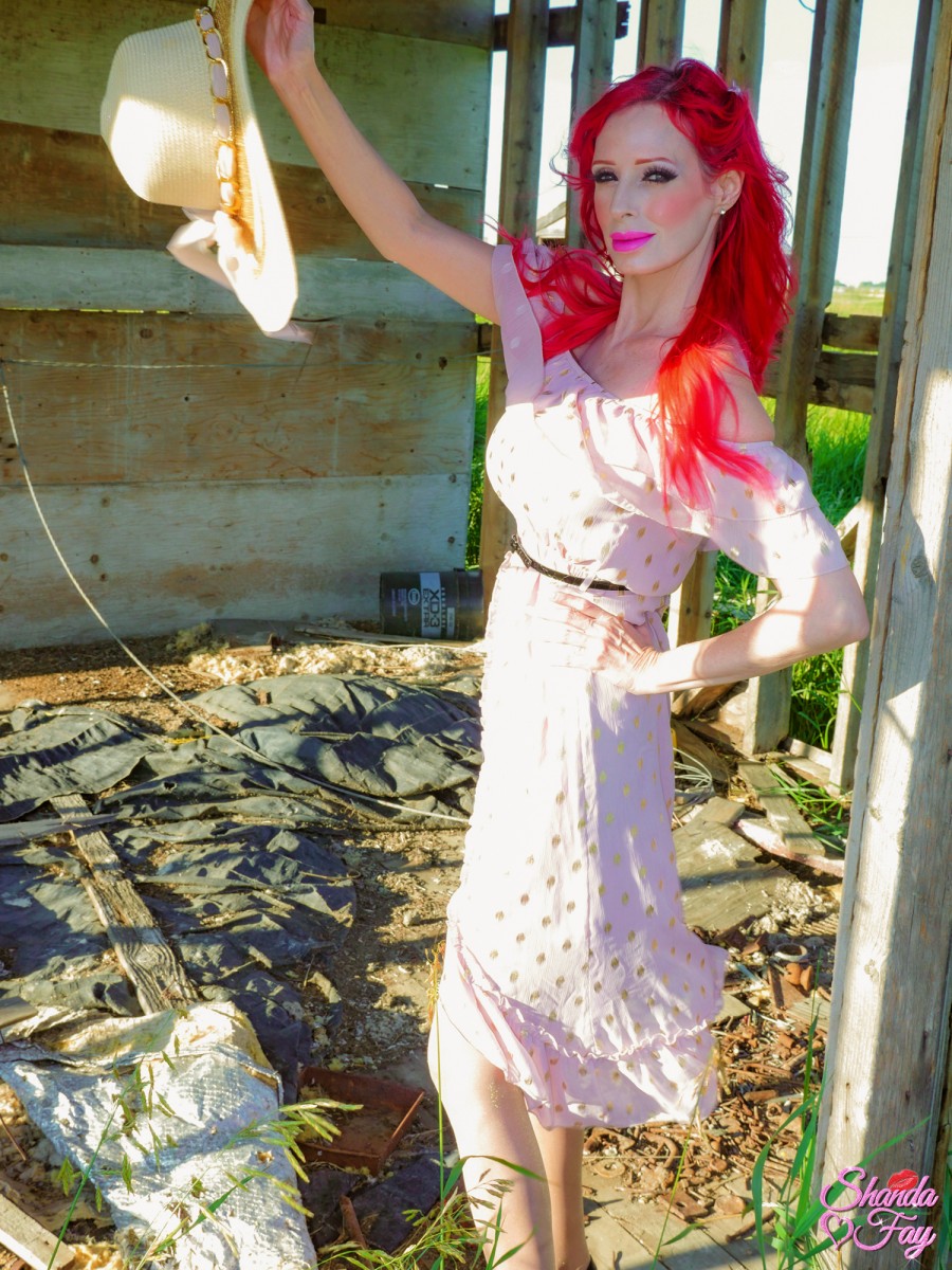 Red Canadian Cougar Shanda Fay Fingering In a Barn